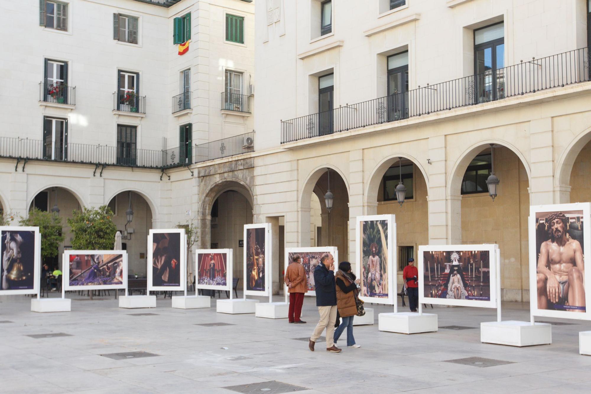 Exposición de Semana Santa en la plaza del Ayuntamiento de Alicantr
