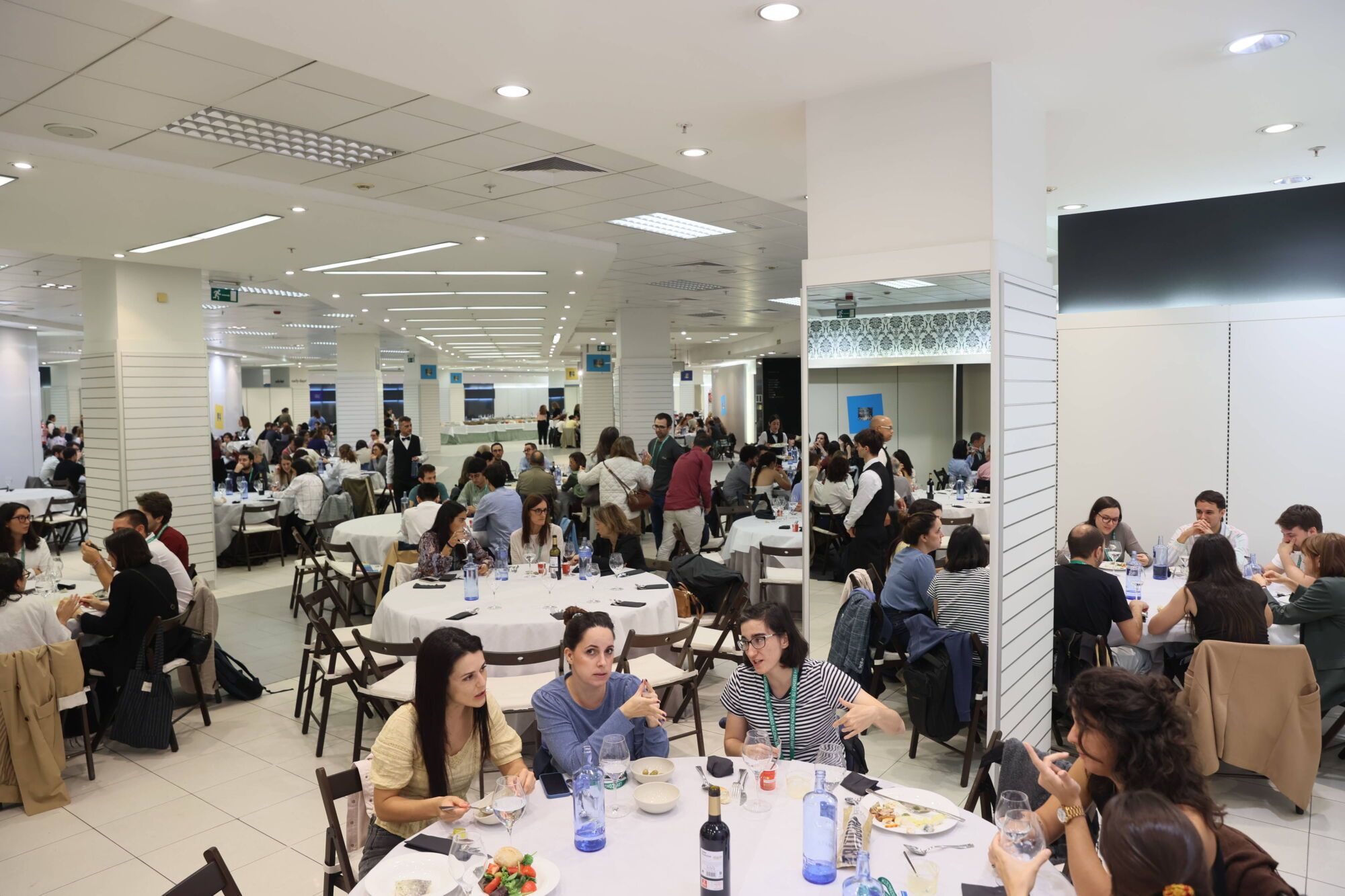 La galería comercial del Calatrava reabierta como comedor. 