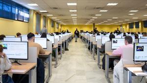 Aspirantes realizando el examen teórico para el carnet de conducir.