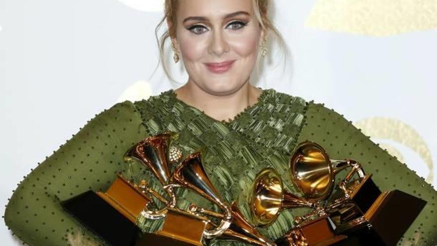Adele con sus cinco premios Grammy.
