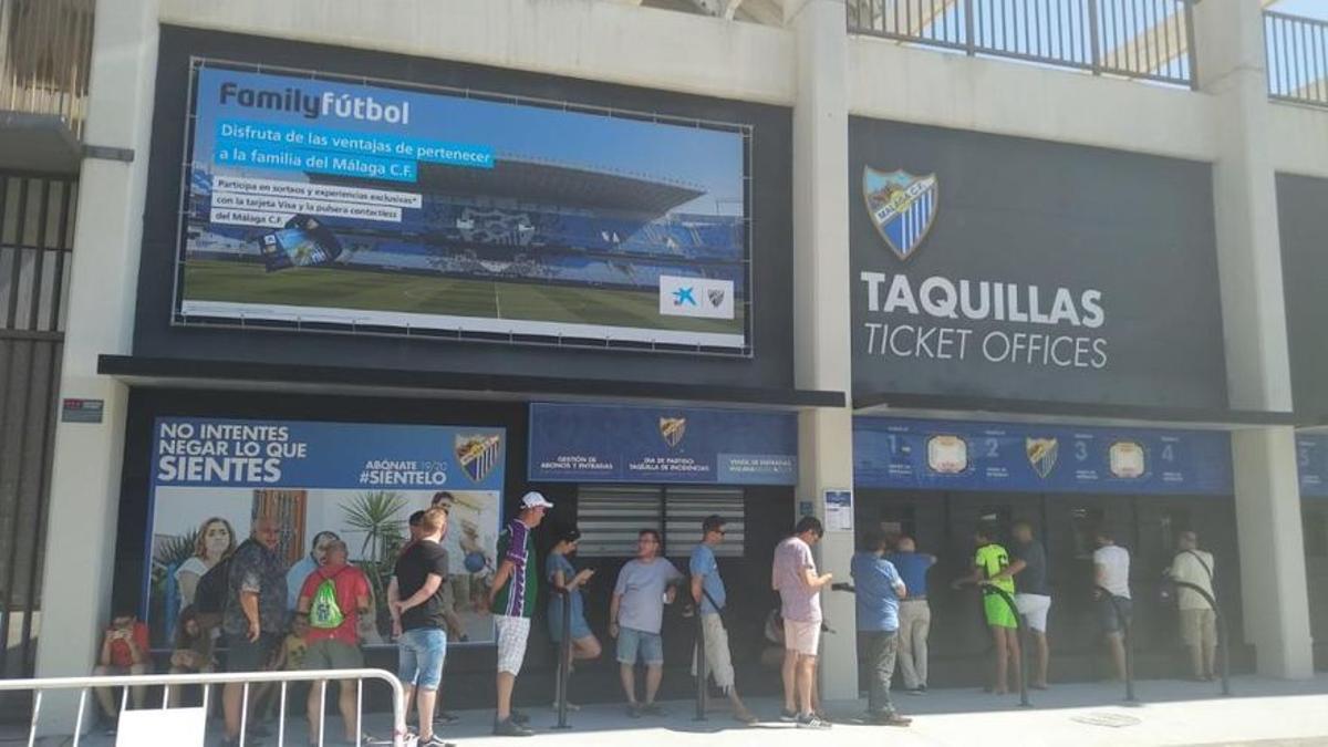 Aficionados del Málaga CF, en las taquillas de La Rosaleda.