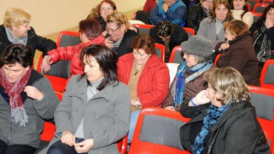 Extrabajadoras de Charpo en una asamblea en la casa da cultura de Vilanova de Arousa.  // Iñaki Abella