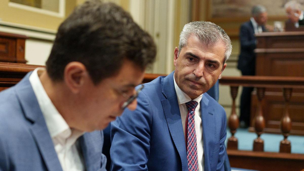 El vicepresidente canario, Manuel Domínguez, observa al consejero de Transportes, Pablo Rodríguez.