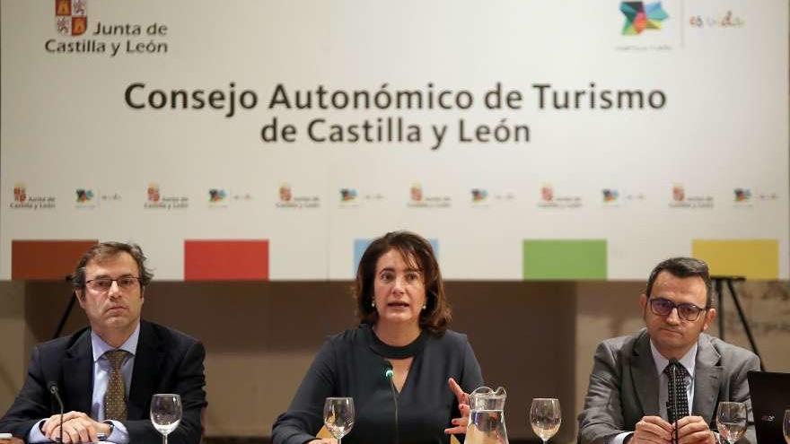 La consejera de Turismo, José María García Quirac, durante el Consejo Autonómico de 2017.