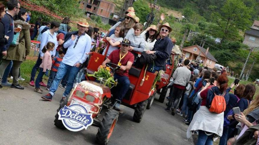 Procesión en chimpíns, ayer tarde, tras la comida de productos gallegos de &quot;Galicia Calidade&quot;. // Noel Queipo