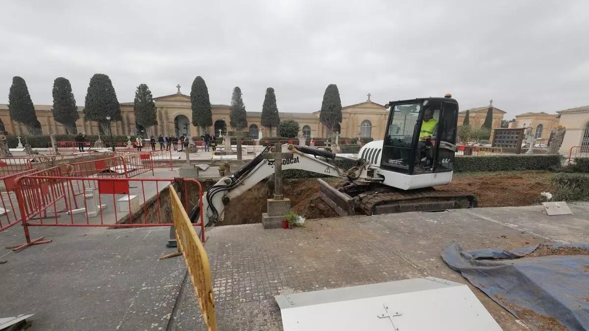 Excavaciones en el cementerio de Son Coletes para la apertura de fosas en 2023.