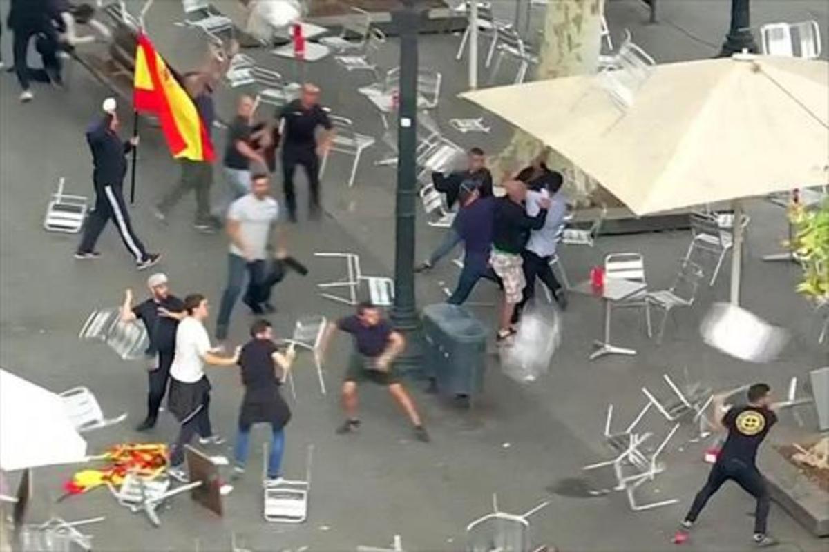 Batalla campal de fanáticos de clubs de fútbol en el café Zurich el día 12.