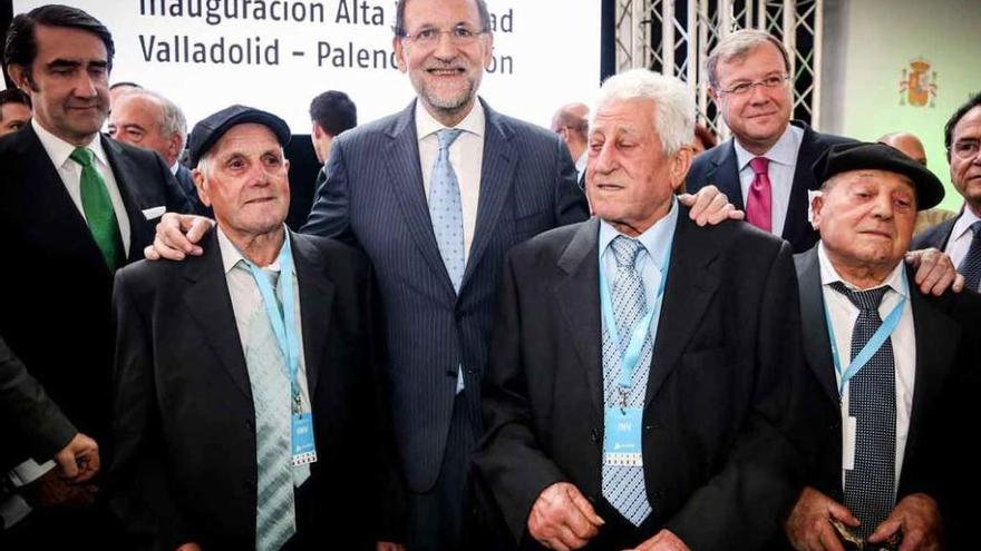 El saludo del presidente a tres hermanos ferroviarios . Dionisio, Isidoro y Leoncio son tres hermanos, ya ancianos, naturales de Carracedelo, en la comarca de El Bierzo, que ayer tuvieron ocasión de asistir al acto inaugural del AVE en su llegada a León. Los tres hermanos saludaron al presidente del Gobierno, Mariano Rajoy.