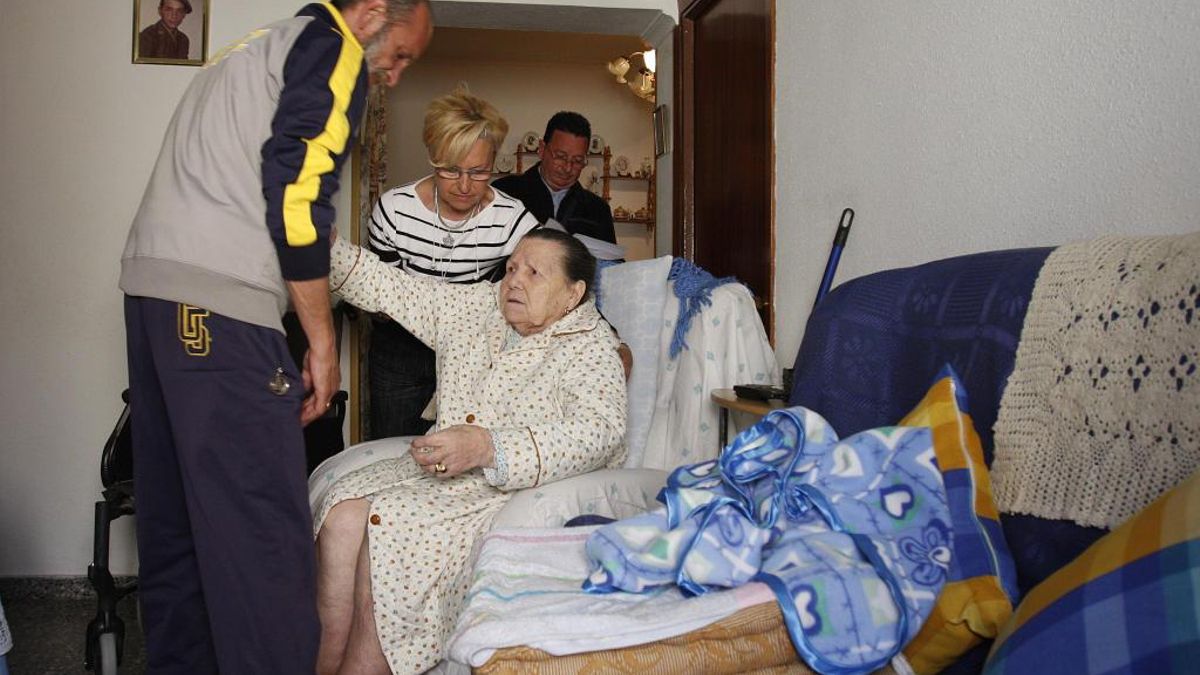 Rosa Franquelo, en su casa de Dos Hermanas, sin poder salir del bloque por falta de ascensor.