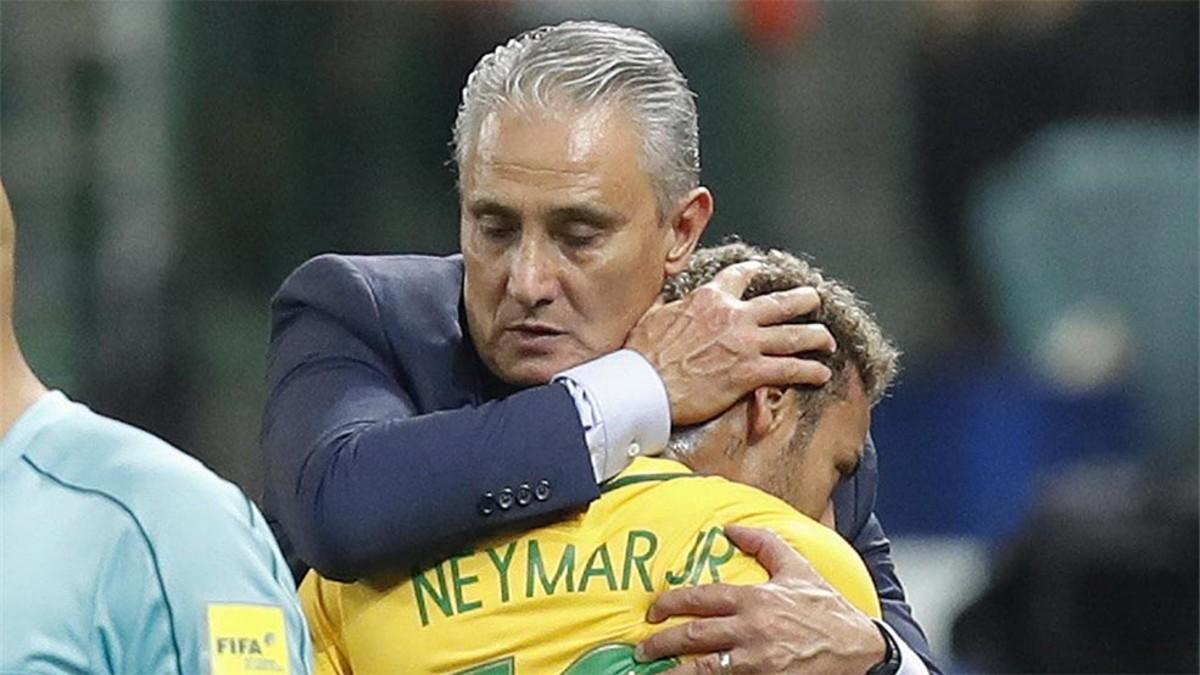 Tita abraza a Neymar tras el partido contra Chile