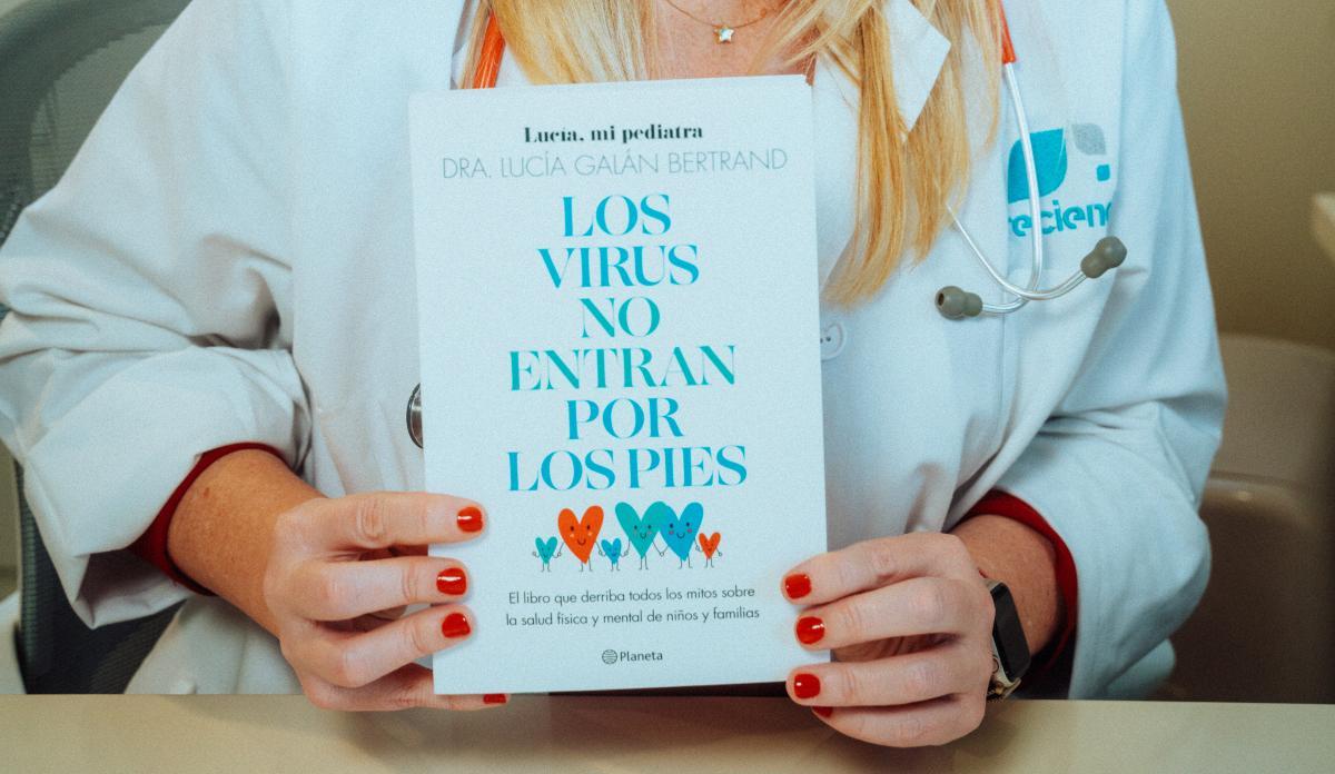 Lucía, mi pediatra publica 'Los virus no entran por los pies'.