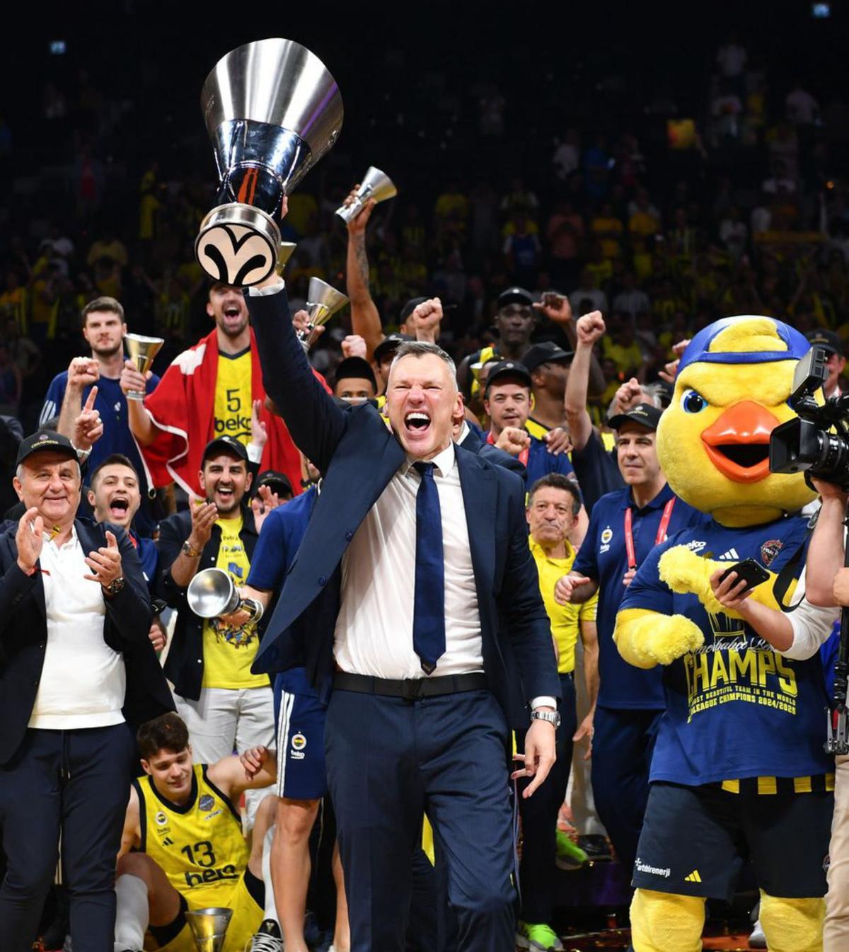 Jasikevicius condueix el Fenerbahçe a la segona Eurolliga Jasikevicius condueix el Fenerbahçe a la segona Eurolliga