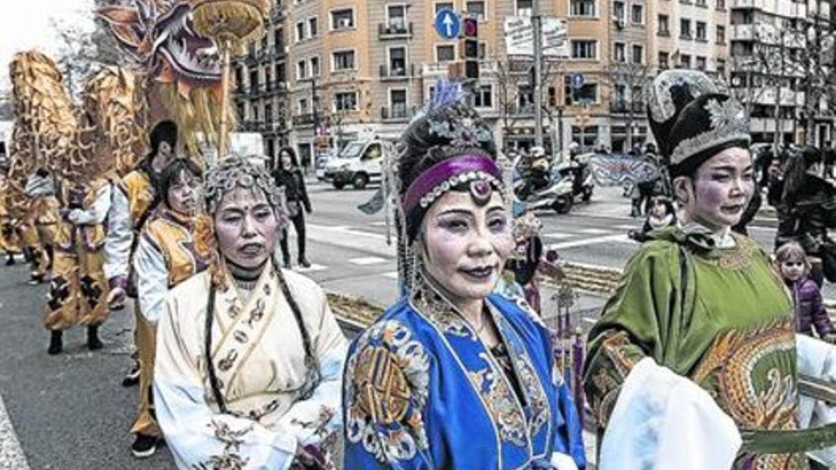 Una comitiva de mujeres chinas vestidas con trajes tradicionales, ayer junto al dragón de la buena suerte.