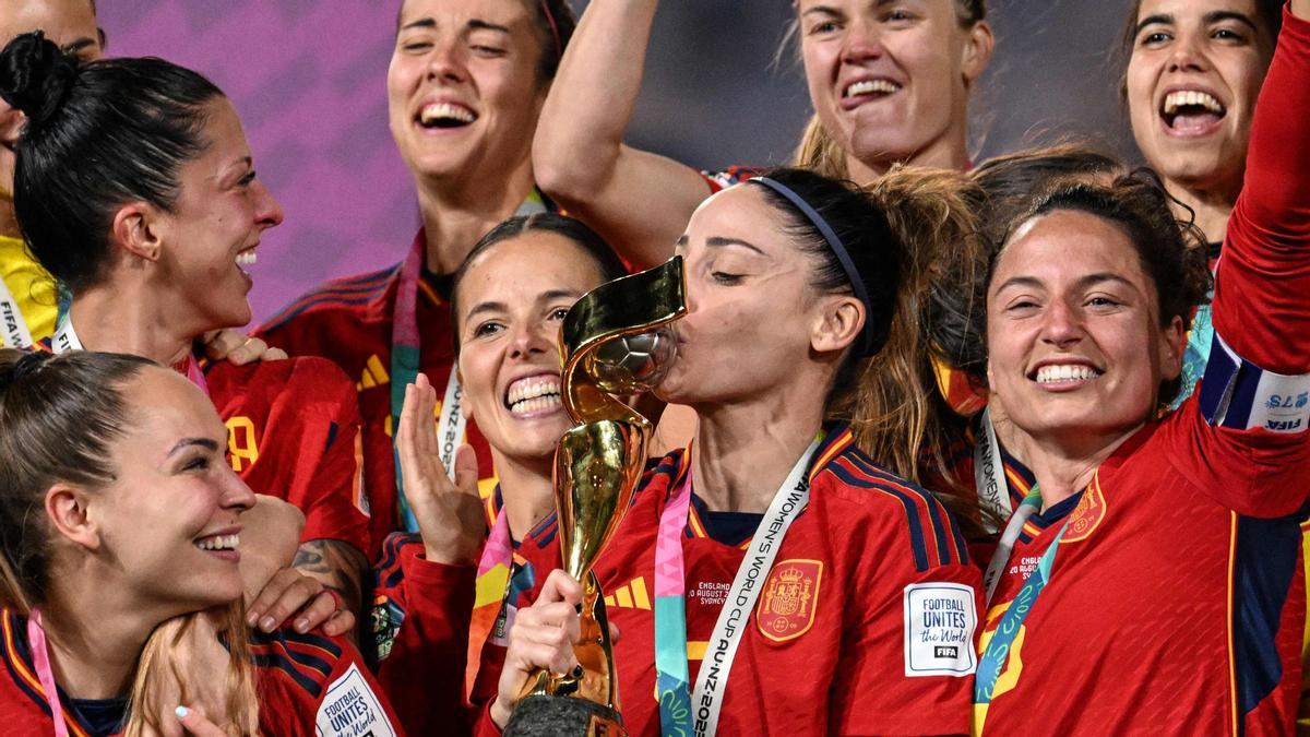 Las jugadoras españolas con el trofeo de campeonas del mundo