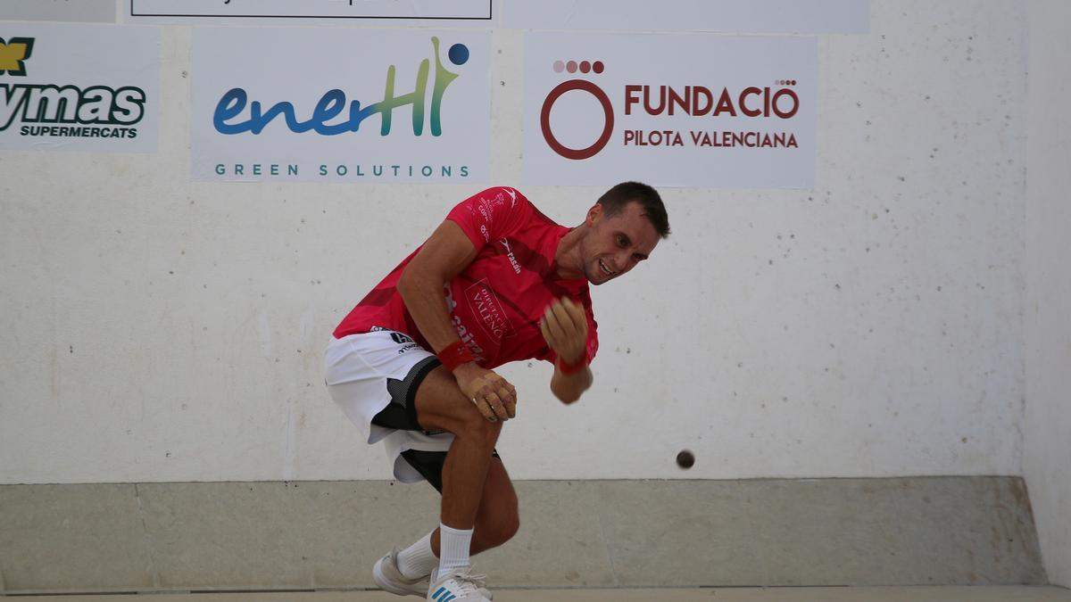 Moltó restant en una partida de la Copa de raspall