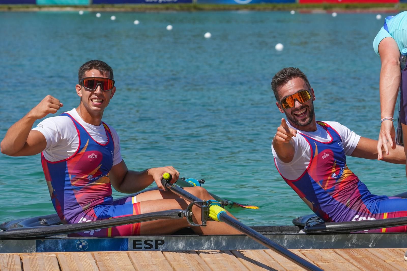 El doble scull español saluda después de conseguir el segundo puesto en la final.