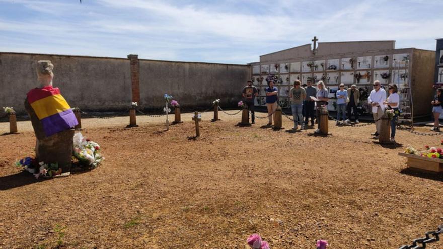 Simbólico acto de IU, para conemmorar la República, en el cementerio municipal. | Cedida