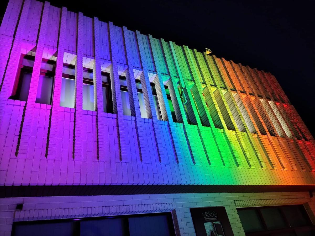 Fachada del consultorio de Bellreguard con luces arcoíris.