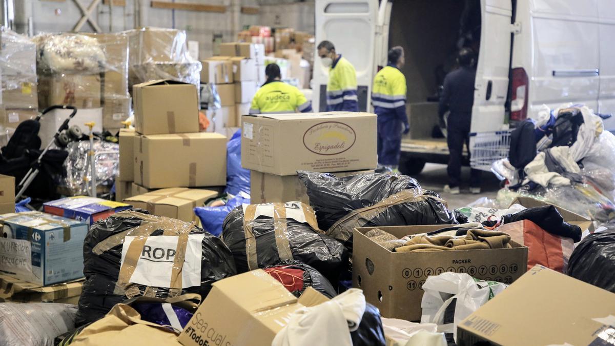 Archivo - Cajas y bolsas en las instalaciones de la Ciudad de la Luz donde almacenan y envían ayuda humanitaria