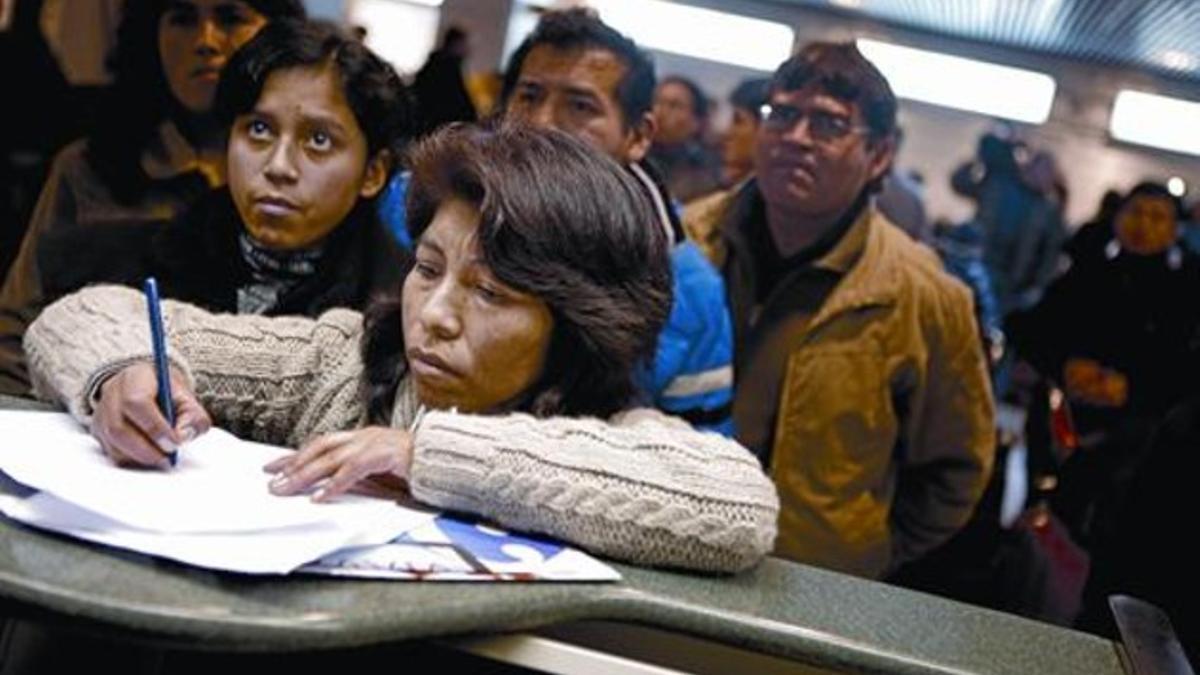 Varios viajeros presentan reclamaciones por el cierre de Air Comet el pasado diciembre, en Madrid.