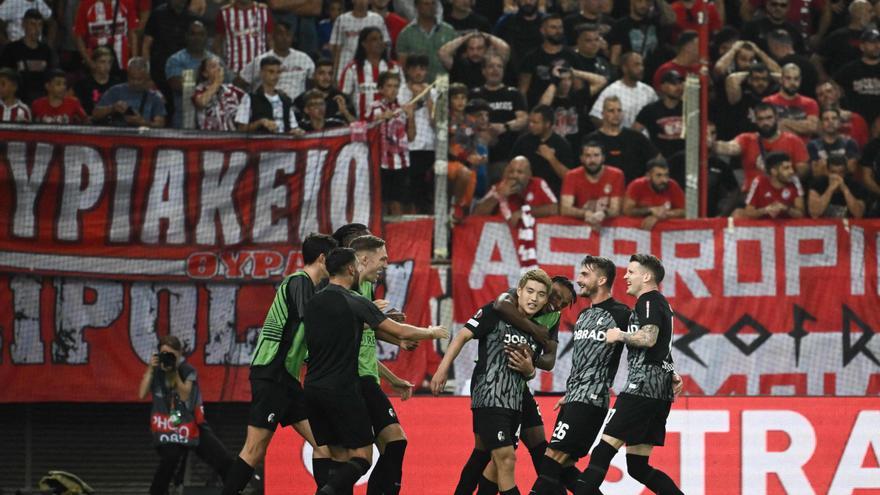 Resumen, goles y highlights del Olympiacos 2 - 3 Friburgo de la jornada 1 de la fase de grupos de la Europa League