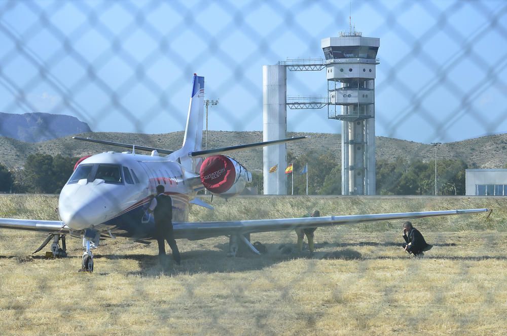 El aeropuerto estuvo inoperativo durante casi cuatro horas tras salirse de la pista un jet privado por un problema al aterrizar, posiblemente un reventón