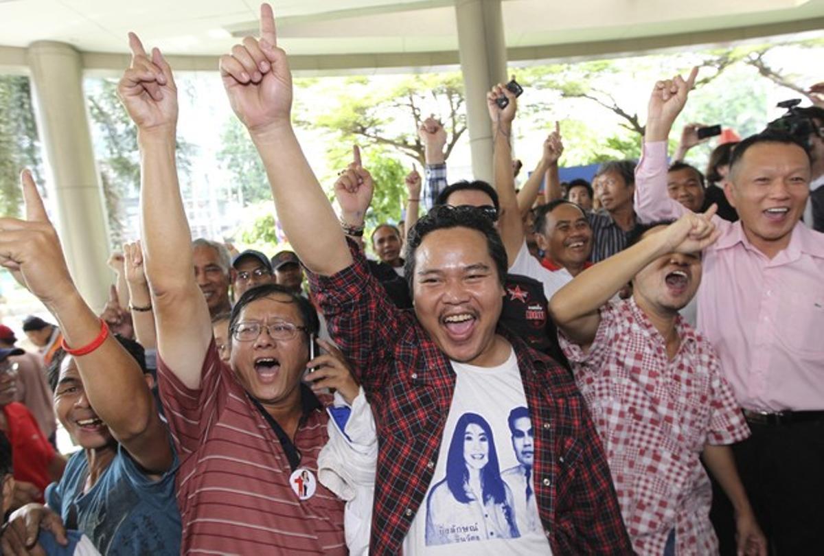 Simpatitzants de la candidata a primera ministra pel partit Pheu Thai, Yingluck Shinawatra, celebren la victòria segons els resultats no oficials dels comicis parlamentaris d’avui.