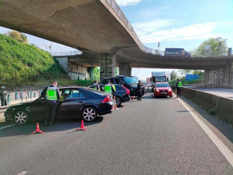 Controles exhaustivos en Vigo ante la llegada del fin de semana. // Alba Villar | FdV