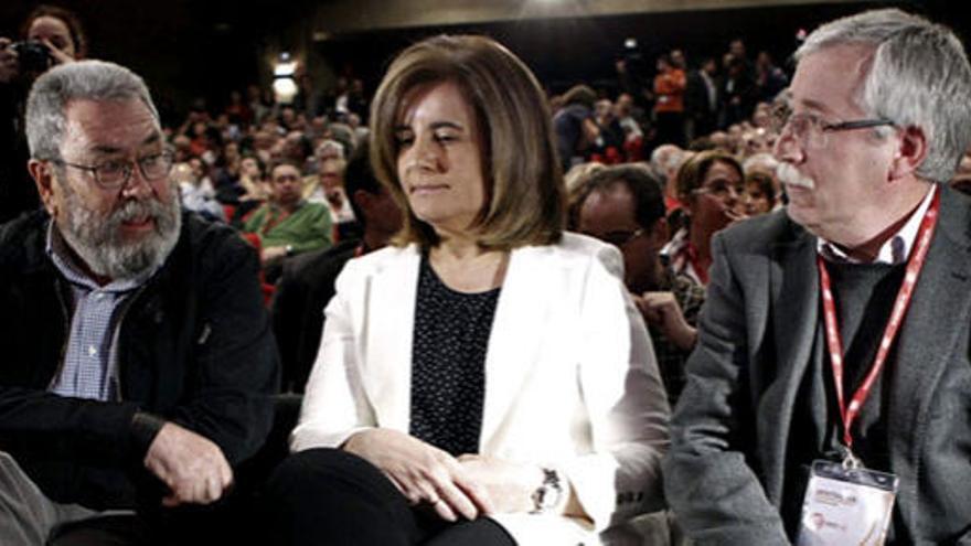 Méndez, con la ministra Báñez y Toxo.