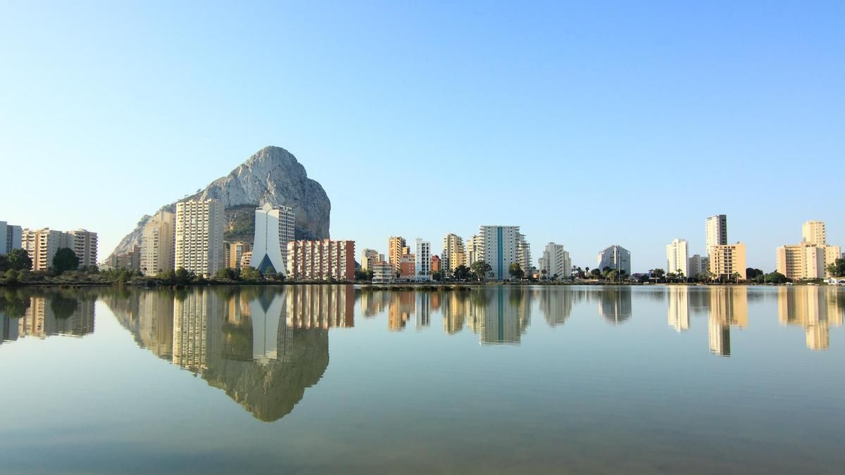 Imagen del humedal de Les Salines de Calp, una valiosa reserva ornitológica