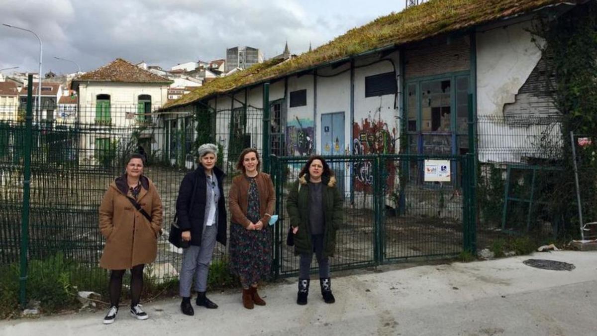 Mercedes Queixas con Amelia Sánchez y Cristina López. |   // L. O.