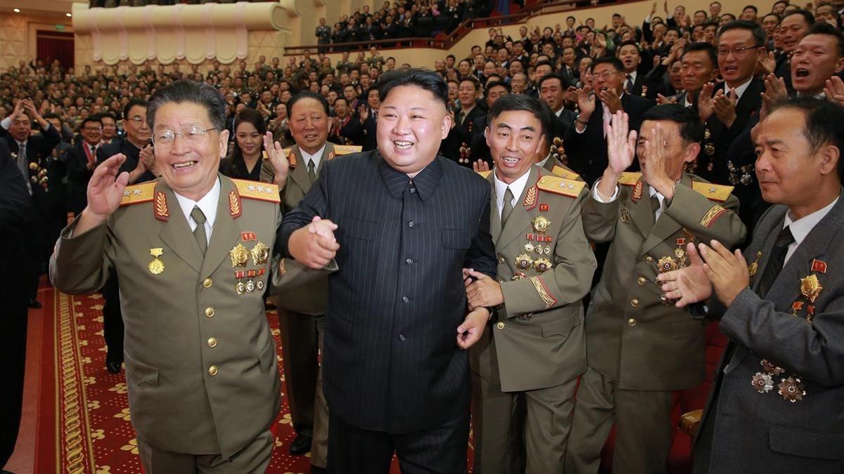 Kim Jong-un celebra con altos oficiales un banquete por el último test nuclear de Pionyang, en una imagen difundida el 10 de septiembre.