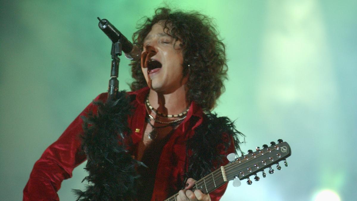 Enrique Bunbury en el concierto que ofreció en la plaza del Pilar de Zaragoza el 10 de octubre de 2002.