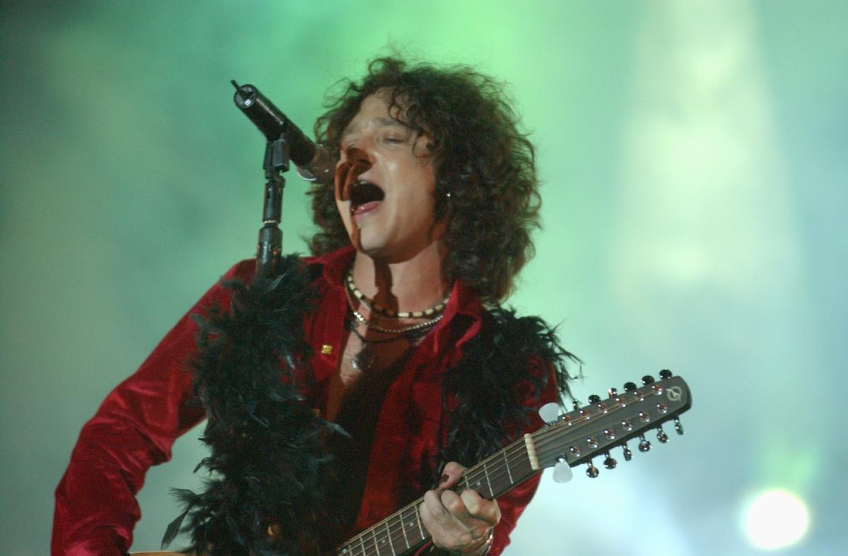 Enrique Bunbury en el concierto que ofreció en la plaza del Pilar de Zaragoza el 10 de octubre de 2002.