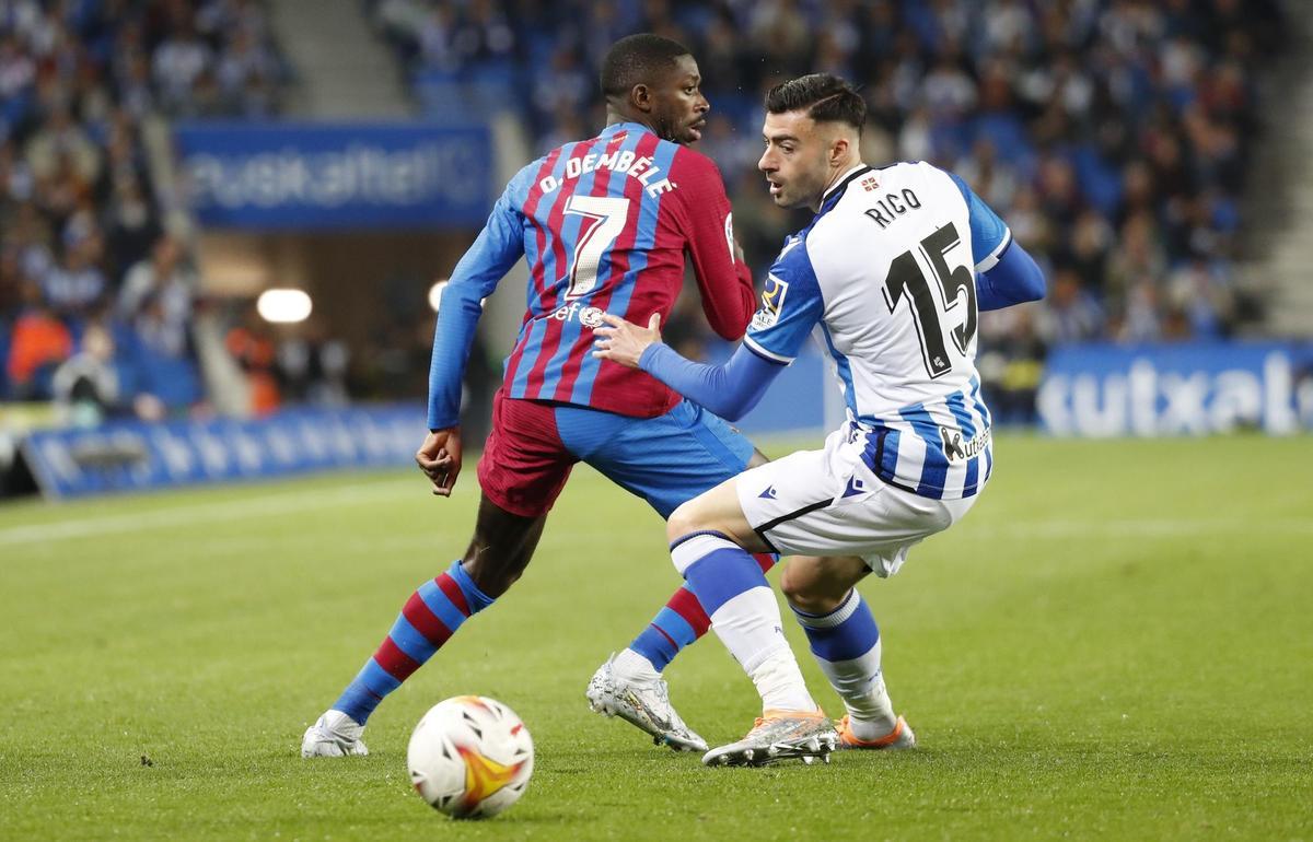 SAN SEBASTIÁN, 21/04/2022.- El defensa de la Real Sociedad, Diego Rico (d) y el delantero francés del FC Barcelona, Ousmane Dembélé, durante el encuentro correspondiente a la jornada 33 disputado hoy jueves en el Reale Arena de San Sebastián. EFE / Juan Herrero.