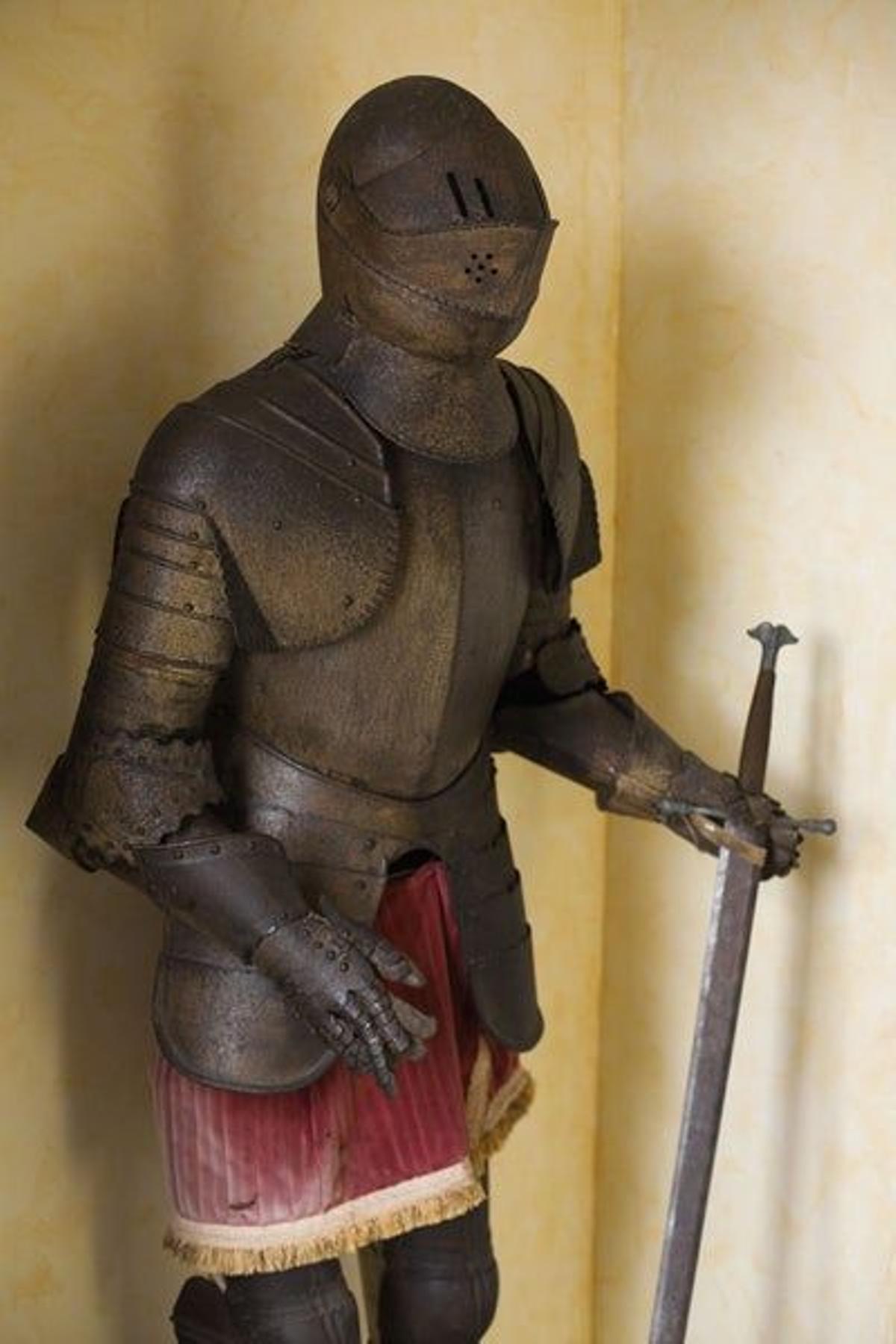 La Residencia Real Castillo de Curiel, emplazada en un pormontorio, es la fortaleza más antigua de