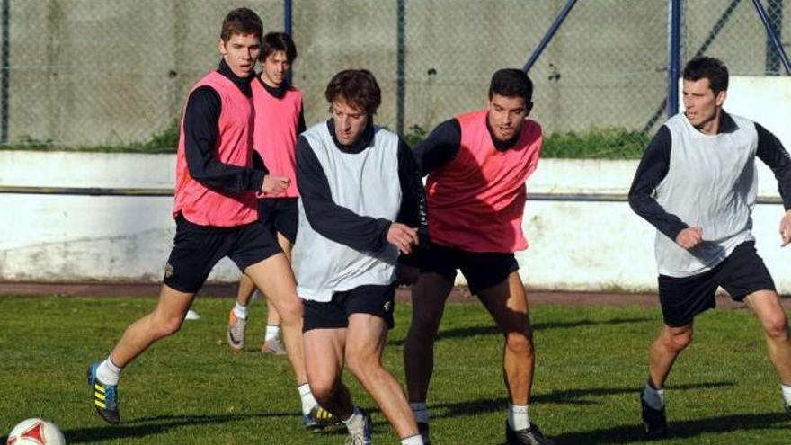 Varios jugadores del Pontevedra, durante una de las últimas sesión de entrenamiento. // Rafa Vázquez