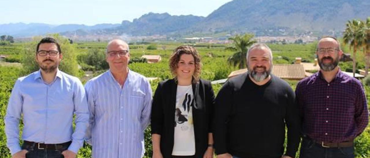 El alcalde, segundo por la izquierda, junto a los otros cuatro concejales independientes de Torrella.