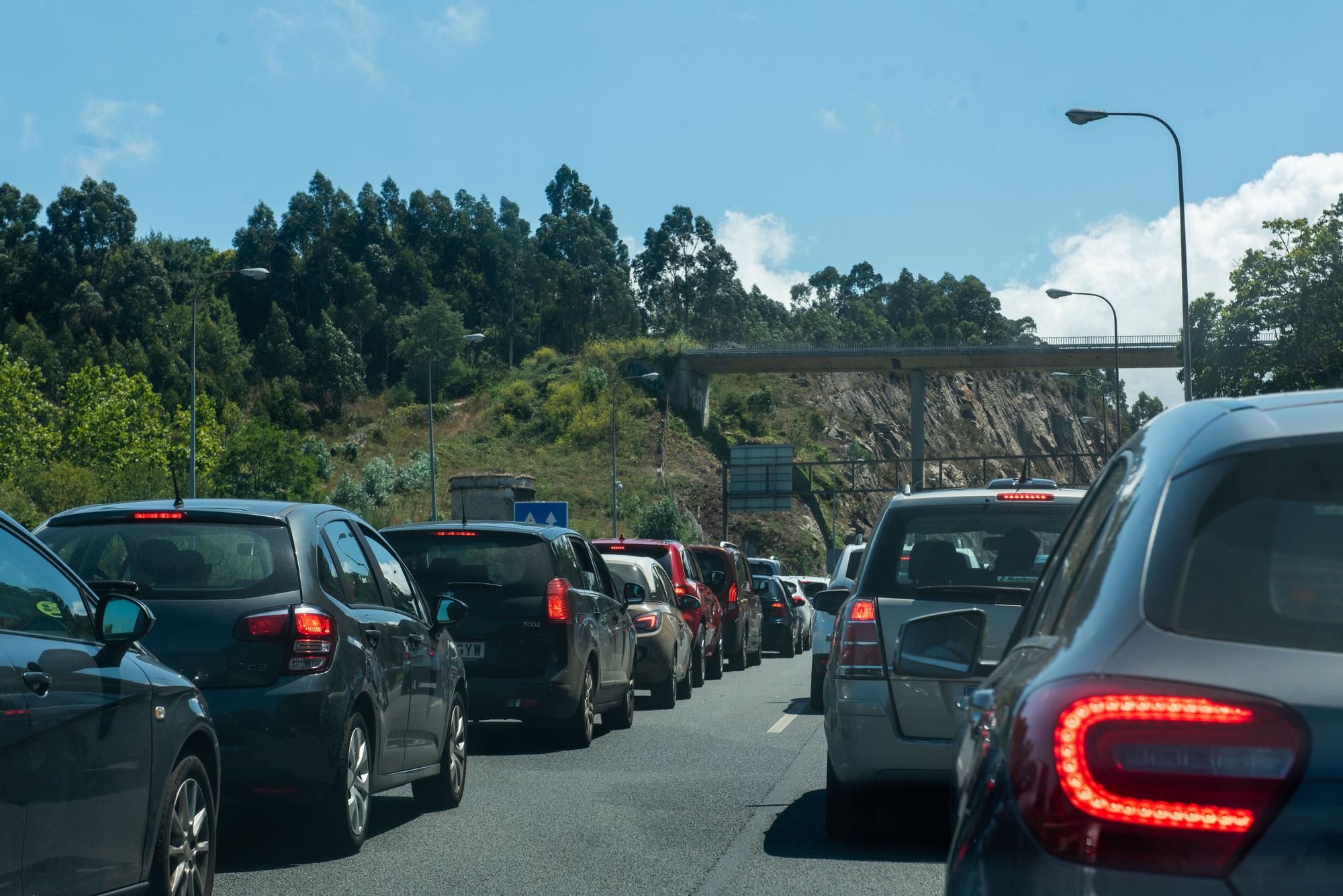 Una colisión múltiple provoca retenciones de tres kilómetros en la AP-9 entre A Coruña y O Burgo