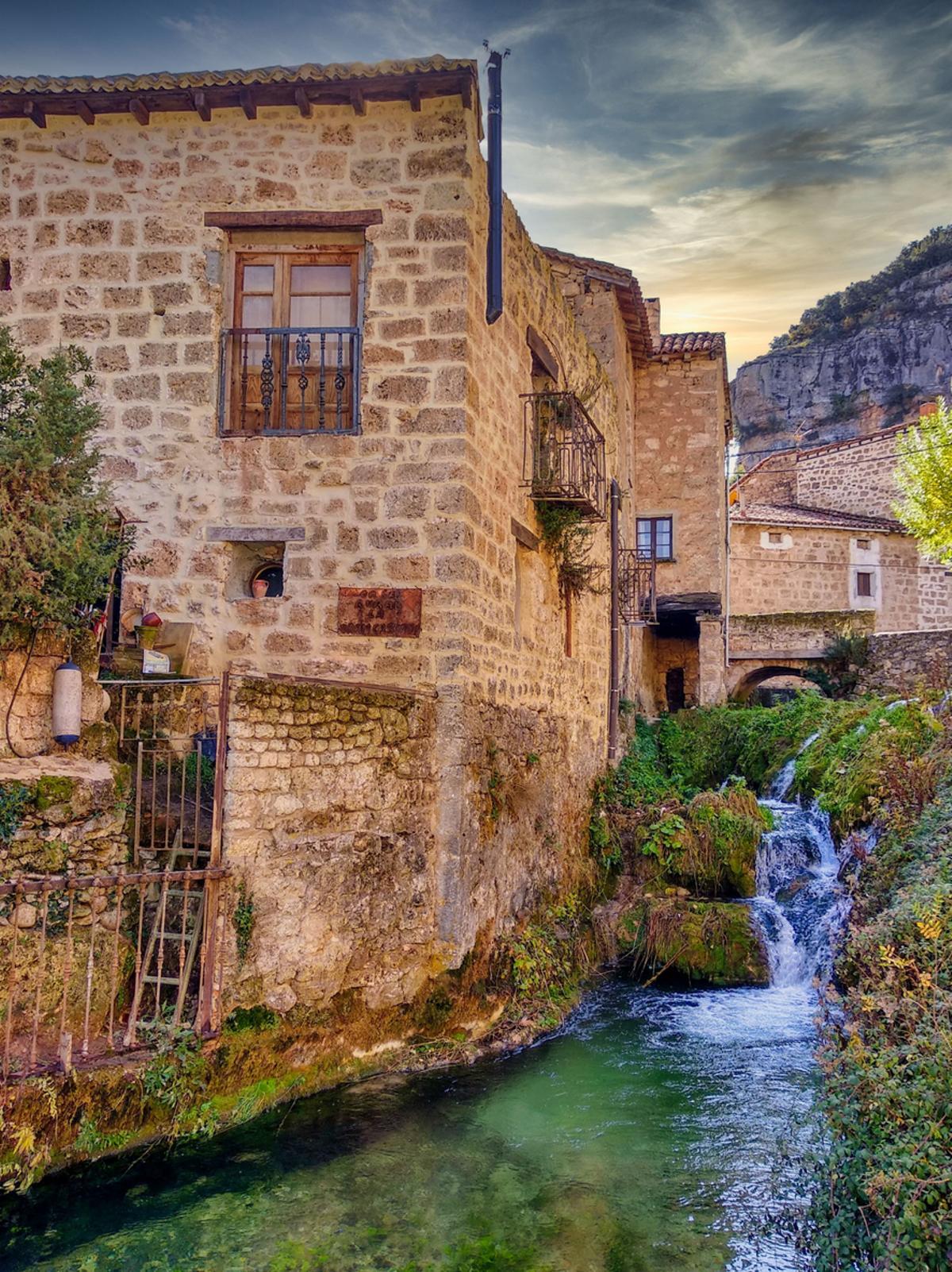 El agua pasa literalmente entre las casas.