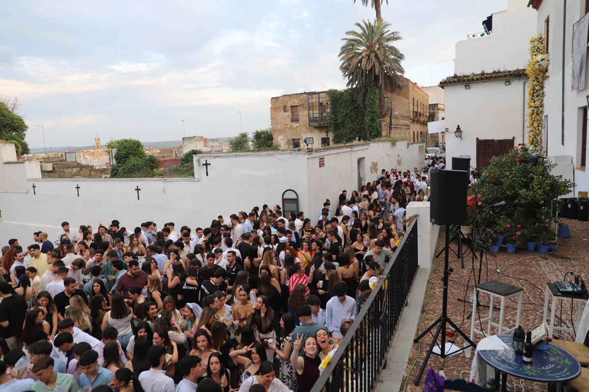 Ambiente juvenil en la Cruz del Bailío durante la tarde del sábado.