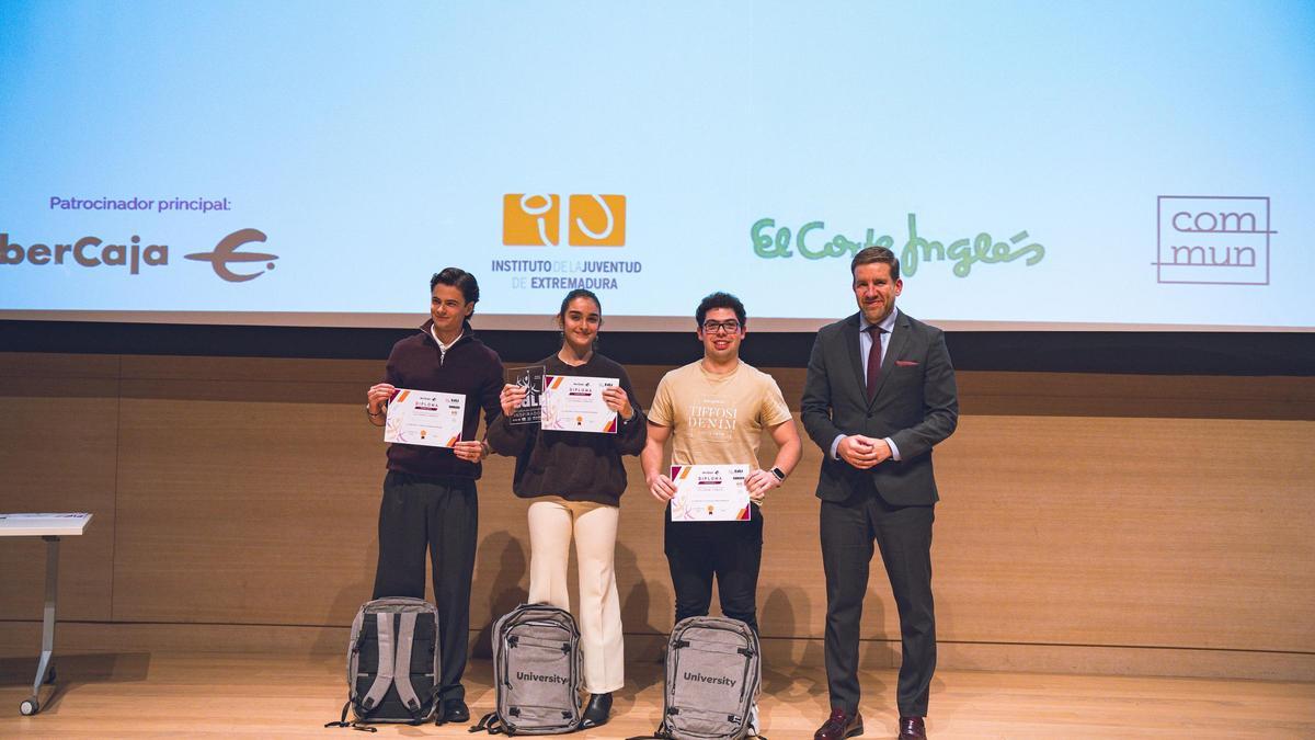 Roberto Ledesma, con los ganadores.