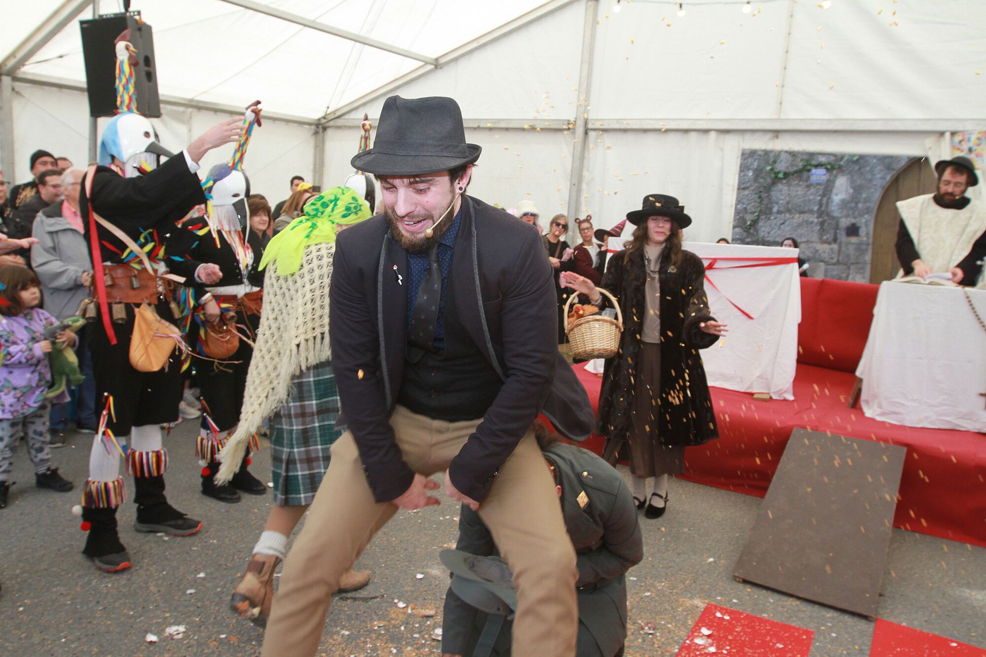 Los comentarios en tono jocoso sobre la actualidad, las referencias políticas y las intrusiones no fueron impedimento para celebrar la tradicional Voda da Pita