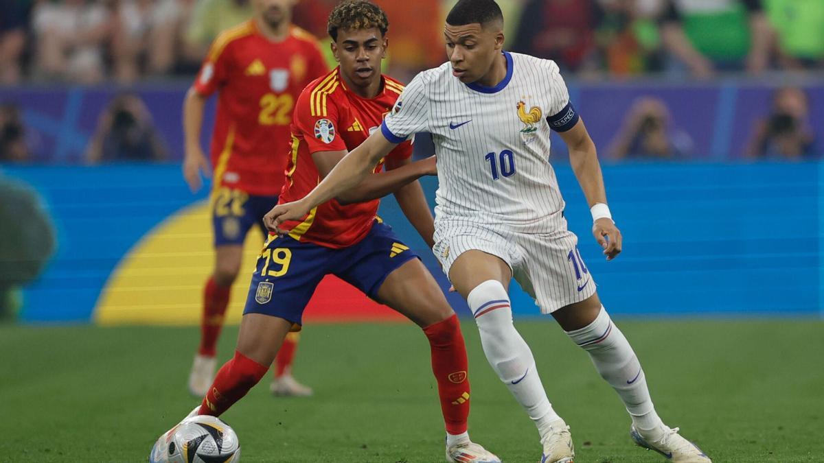 Los delanteros Lamine Yamal y Kylian Mbappé, durante el partido de semifinales de la Eurocopa 2024 España-Francia.