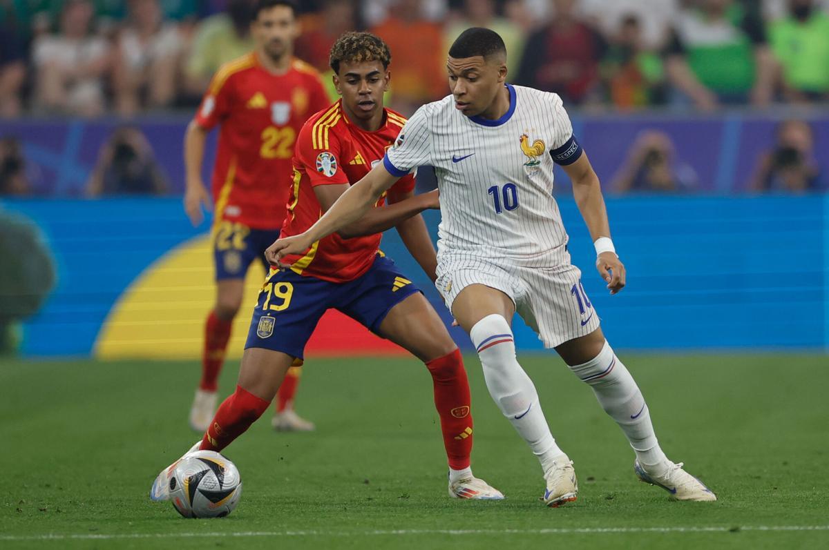 Los delanteros Lamine Yamal (i) y Kylian Mbappé, durante el partido de semifinales de la Eurocopa 2024.