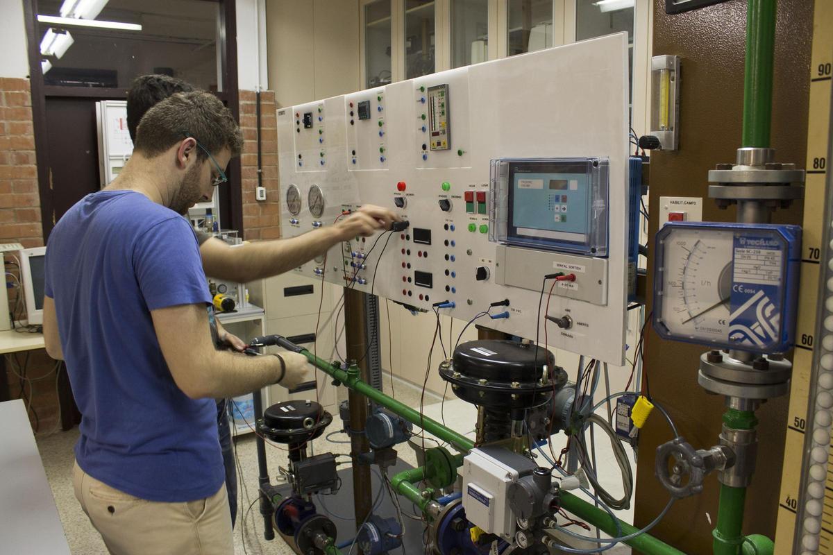 Taller de electroquímica en un instituto catalán.