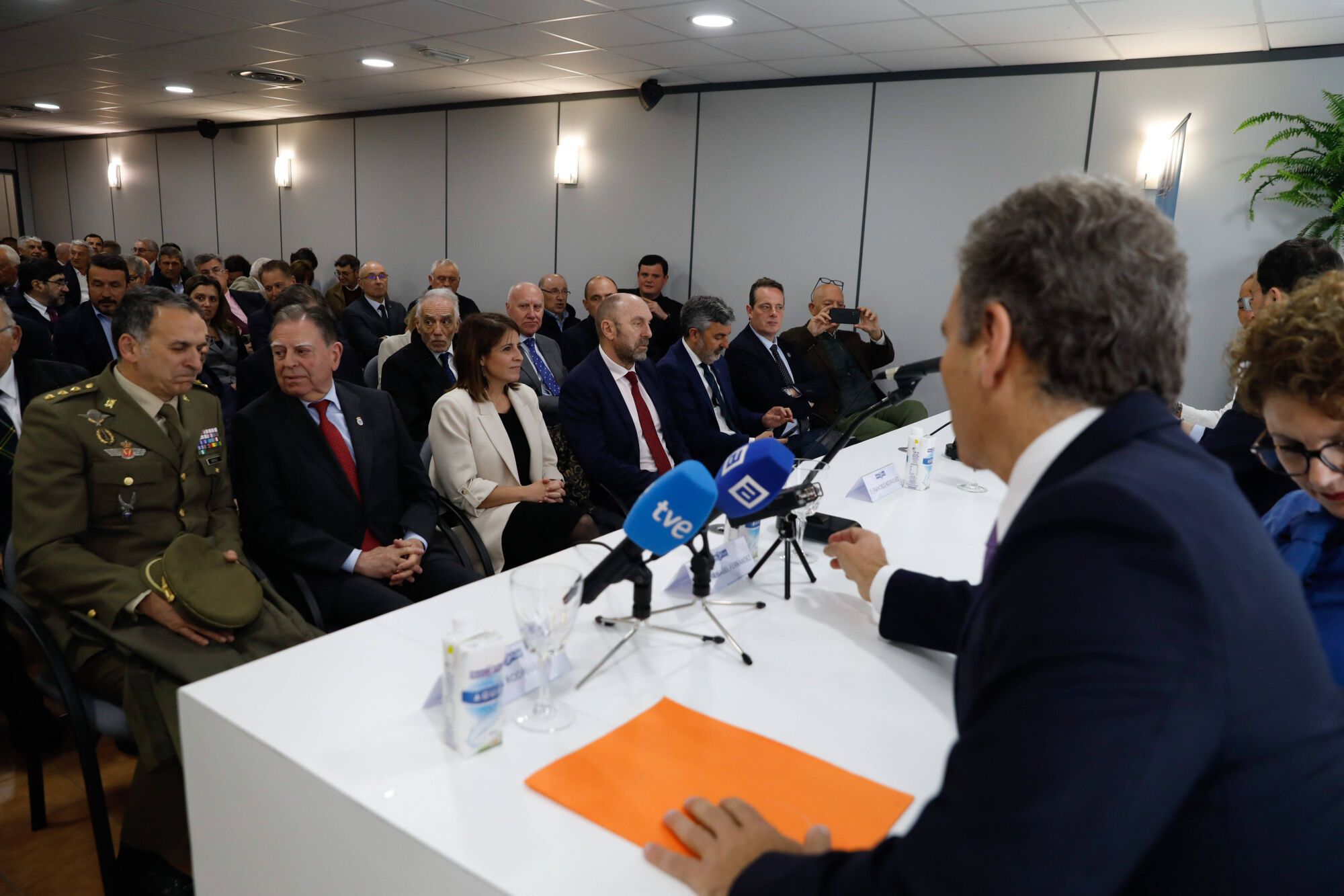 EN IMÁGENES: Inauguración de la nueva planta de Reny Picot en Anleo (Navia)