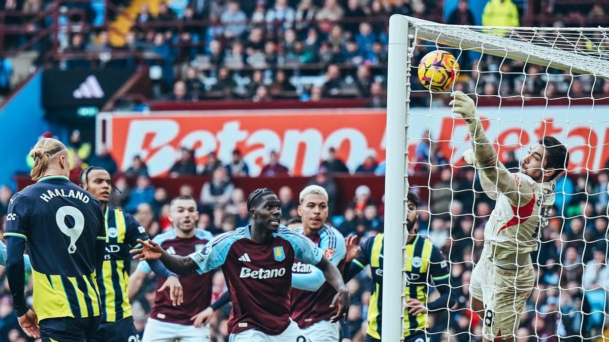 Stefan Ortega, el portero del Manchester City, evita el gol del Aston Villa en la primera mitad.