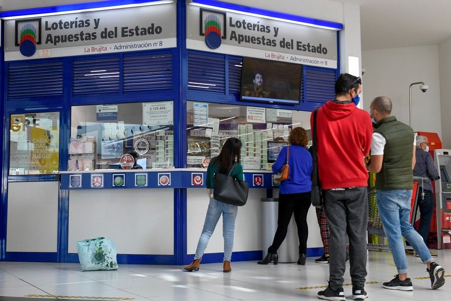 Colas para comprar la Loteria del Niño en Gran Canaria