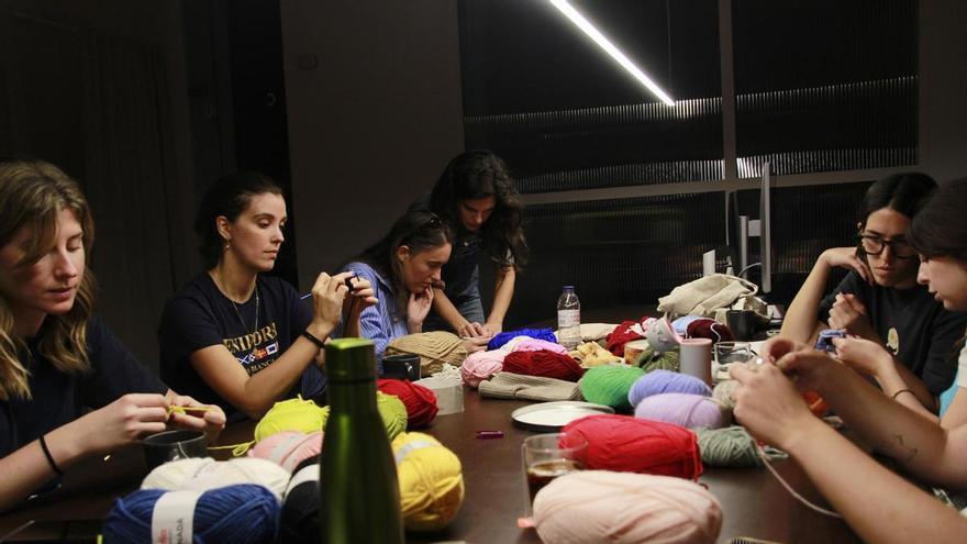 La ‘revolución’ analógica de volver a quedar para tejer y conversar